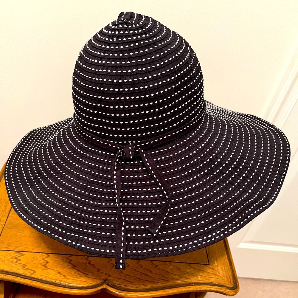 NWT. Fantastic Floppy Sun Hat